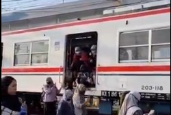 Insiden pagi ini di Stasiun Jakarta Kota. KRL anjlok di emplasemen sekitar pukul 06.45 WIB, Selasa (5/8). (X@Urrangawak)